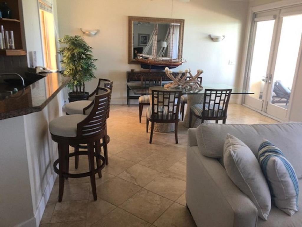 Villa Renaissance Grace Bay Exterior photo