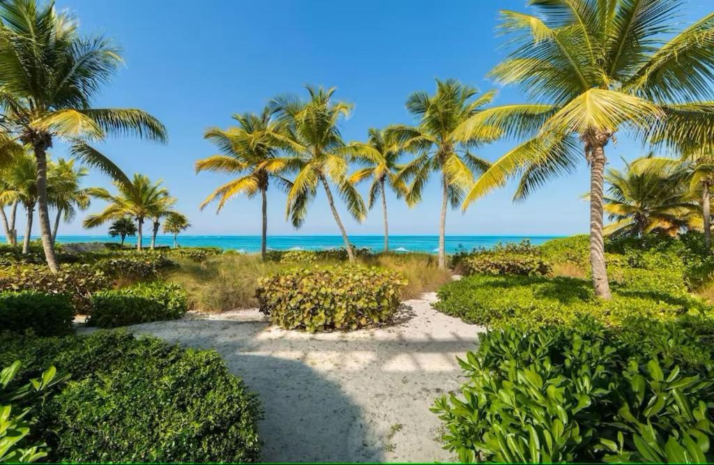 Villa Renaissance Grace Bay Exterior photo