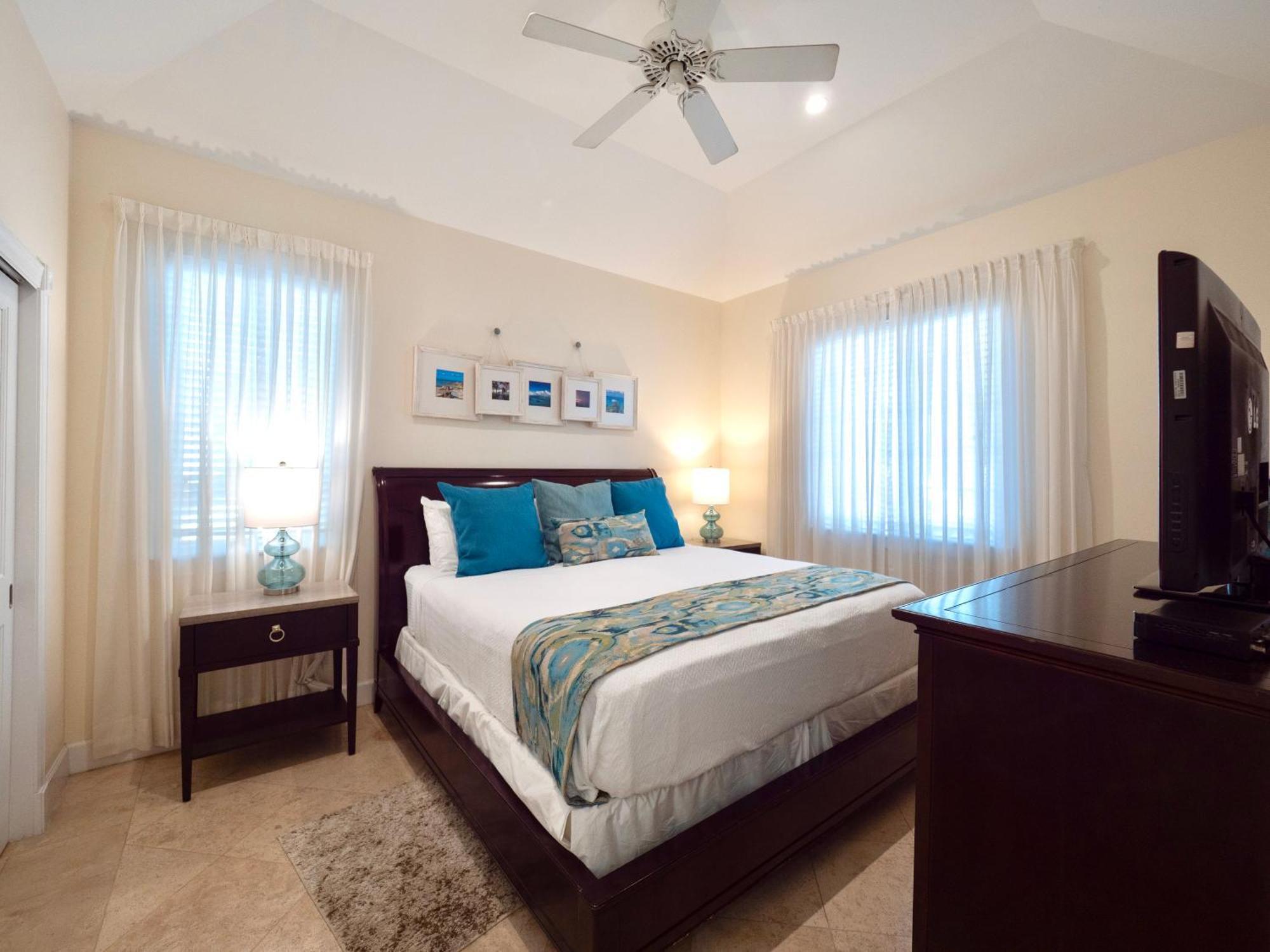 Villa Renaissance Grace Bay Exterior photo